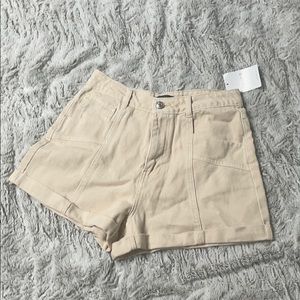 Color: Light cream sand size : Medium